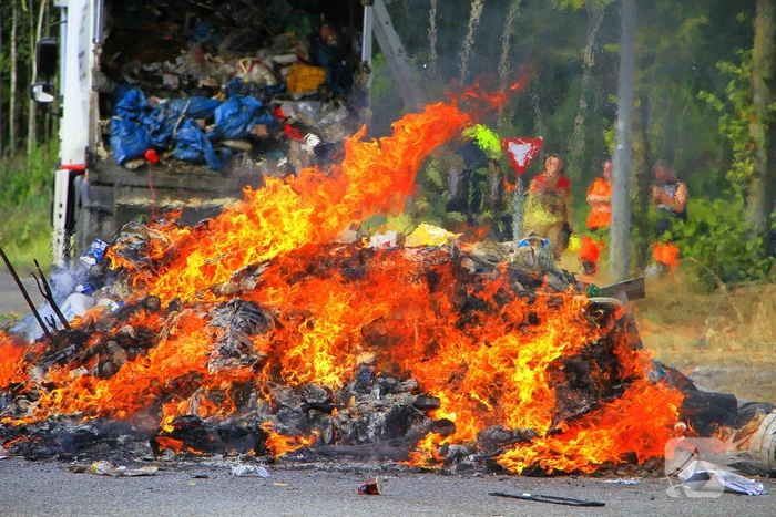 Brandweer bestrijdt brandende vrachtwagen