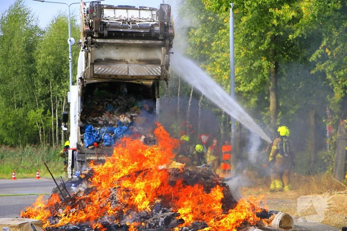 Brandweer bestrijdt brandende vrachtwagen