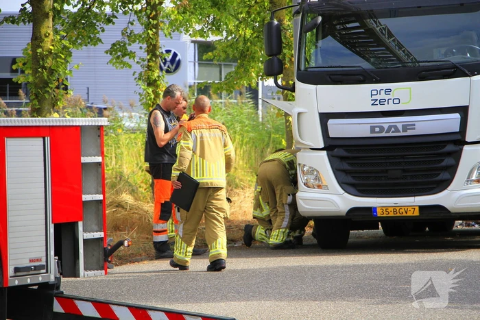 Brandweer bestrijdt brandende vrachtwagen