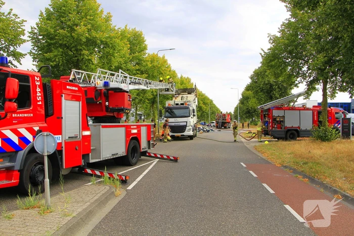 Brandweer bestrijdt brandende vrachtwagen