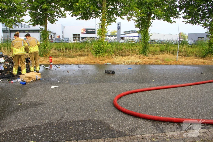 Brandweer bestrijdt brandende vrachtwagen