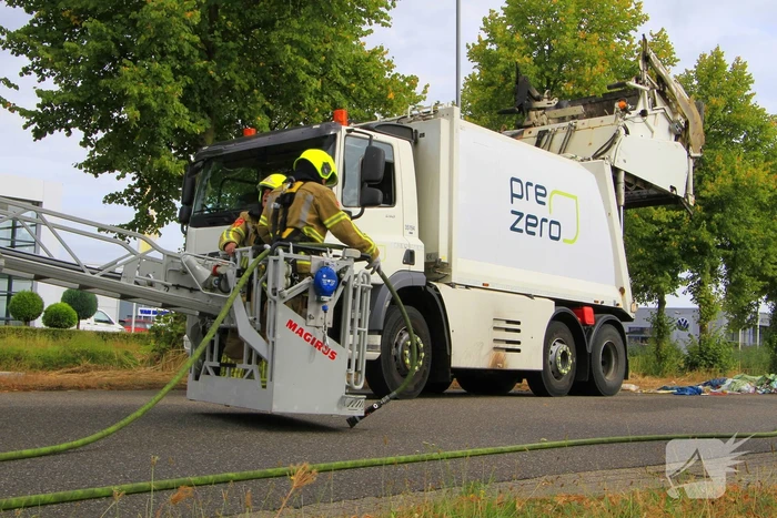 Brandweer bestrijdt brandende vrachtwagen