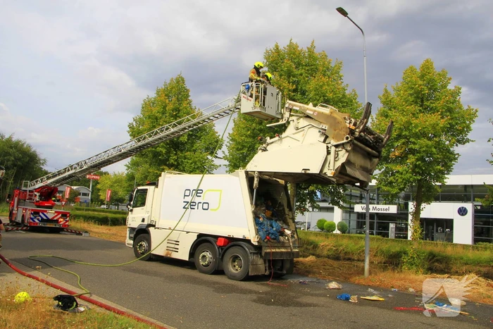 Brandweer bestrijdt brandende vrachtwagen
