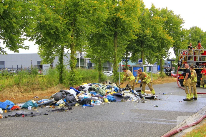 Brandweer bestrijdt brandende vrachtwagen