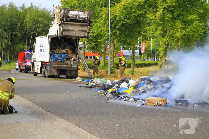 Brandweer bestrijdt brandende vrachtwagen
