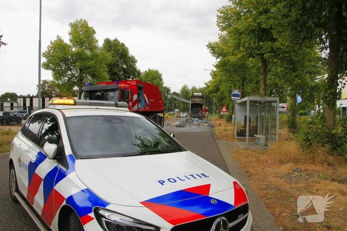 Brandweer bestrijdt brandende vrachtwagen