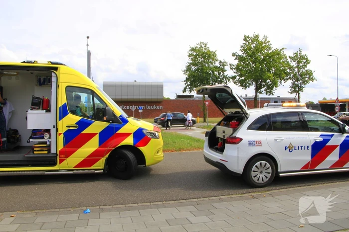 Fietser lichtgewond na aanrijding met auto