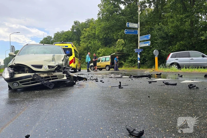 Aanrijding zorgt voor grote schade