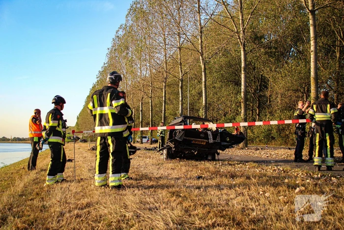 Auto door midden na ernstig ongeval