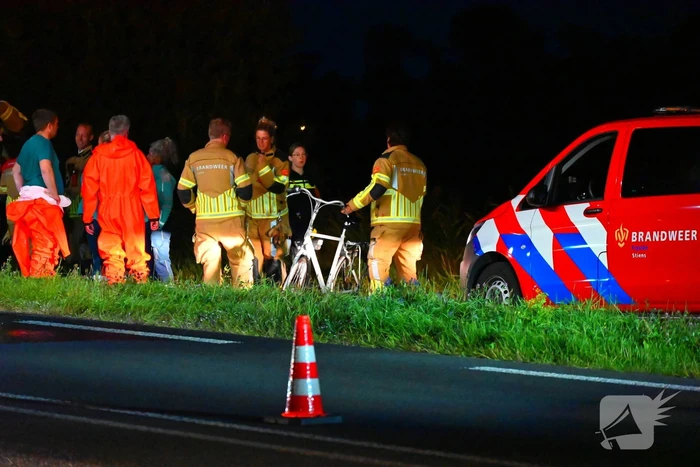 Fiets bij sloot zorgt inzet hulpdiensten