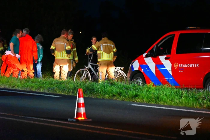 Fiets bij sloot zorgt inzet hulpdiensten
