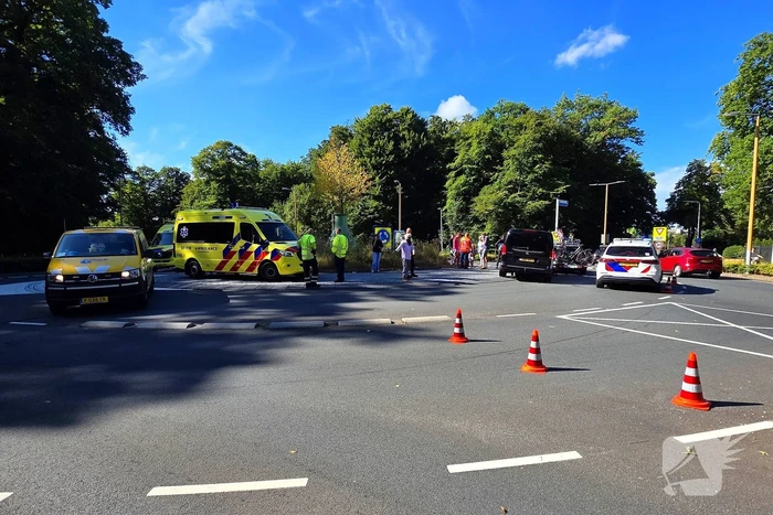 Botsing tussen bestelbus en personenauto op beruchte rotonde