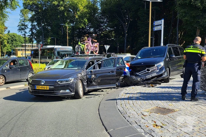 Botsing tussen bestelbus en personenauto op beruchte rotonde