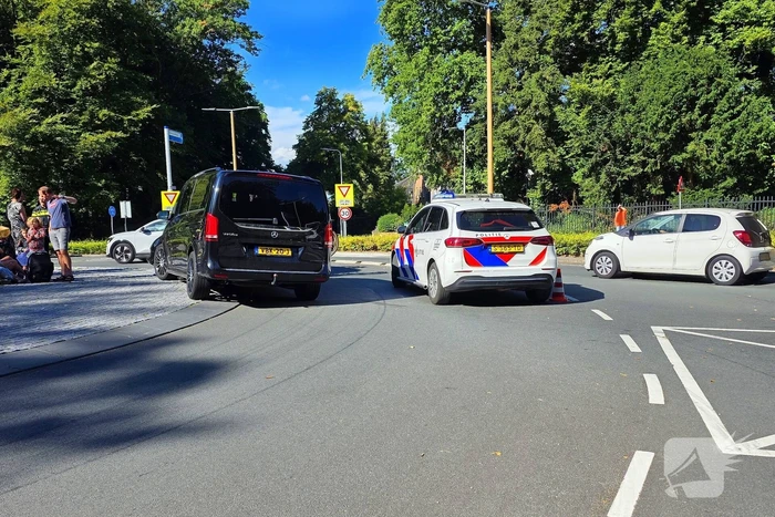 Botsing tussen bestelbus en personenauto op beruchte rotonde