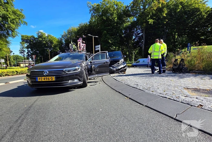 Botsing tussen bestelbus en personenauto op beruchte rotonde