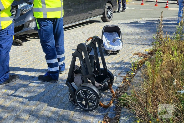 Botsing tussen bestelbus en personenauto op beruchte rotonde