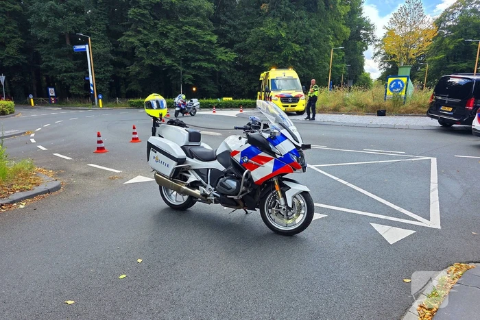 Botsing tussen bestelbus en personenauto op beruchte rotonde