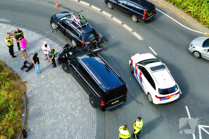 Botsing tussen bestelbus en personenauto op beruchte rotonde