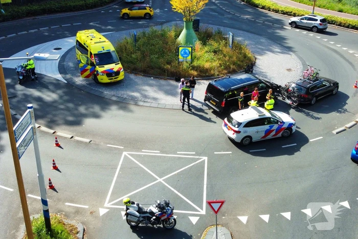 Botsing tussen bestelbus en personenauto op beruchte rotonde
