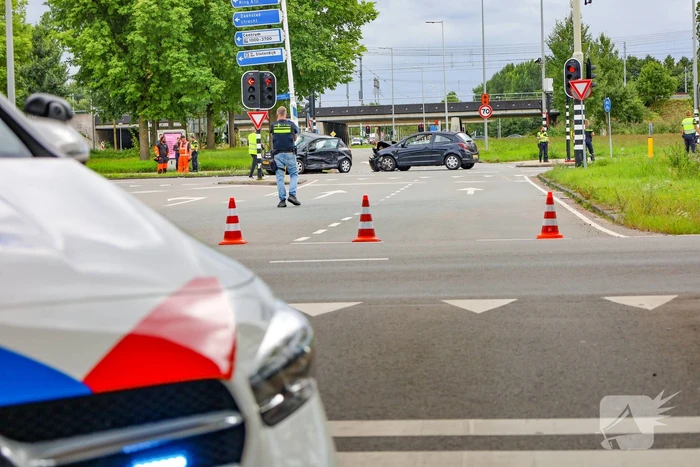 Ernstige aanrijding tussen twee auto's leidt tot gewonde