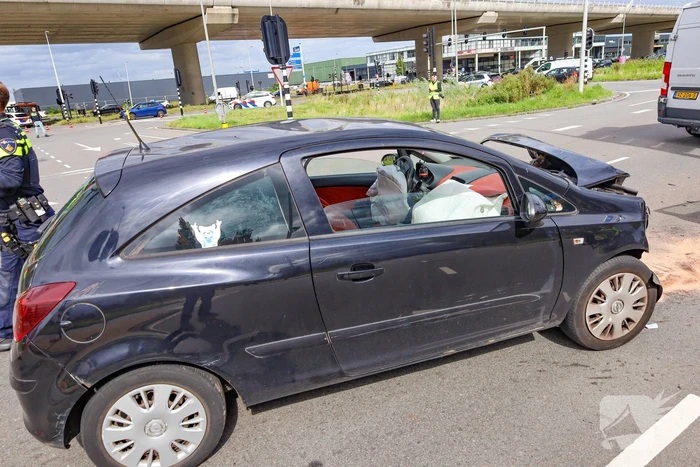 Ernstige aanrijding tussen twee auto's leidt tot gewonde