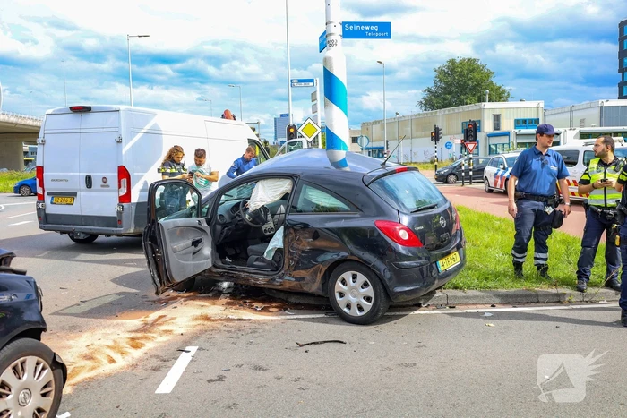 Ernstige aanrijding tussen twee auto's leidt tot gewonde