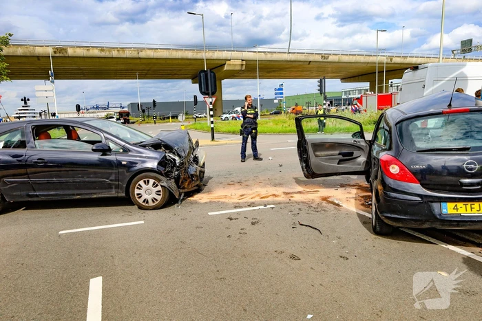 Ernstige aanrijding tussen twee auto's leidt tot gewonde