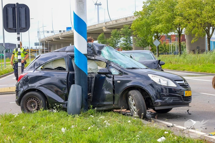 Ernstige aanrijding tussen twee auto's leidt tot gewonde