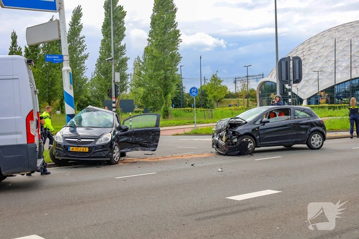 Ernstige aanrijding tussen twee auto's leidt tot gewonde