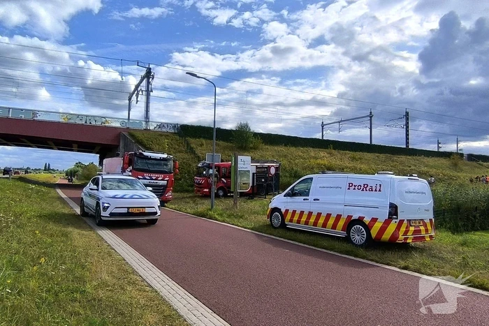 Brand naast spoor brengt inzet brandweer