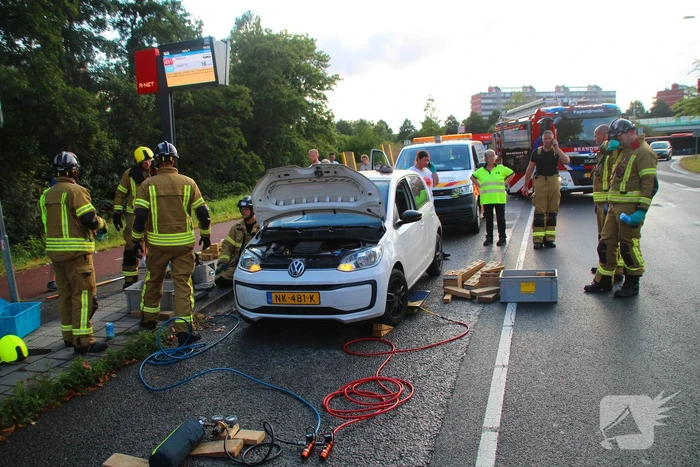Kat bevrijdt uit motorcompartiment