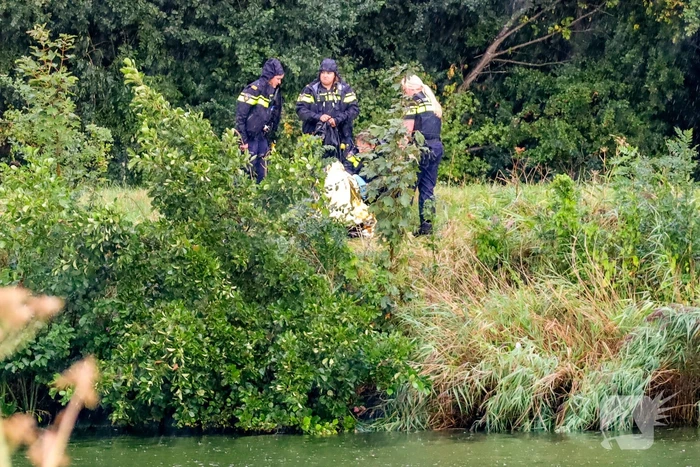 persoon te water gered in noord Hollands kanaal