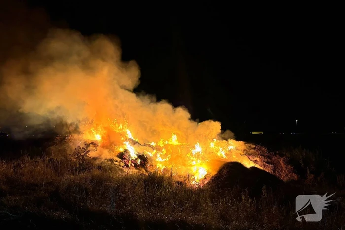 Forse stapel stro in brand langs snelweg