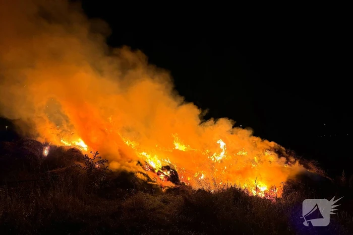Forse stapel stro in brand langs snelweg