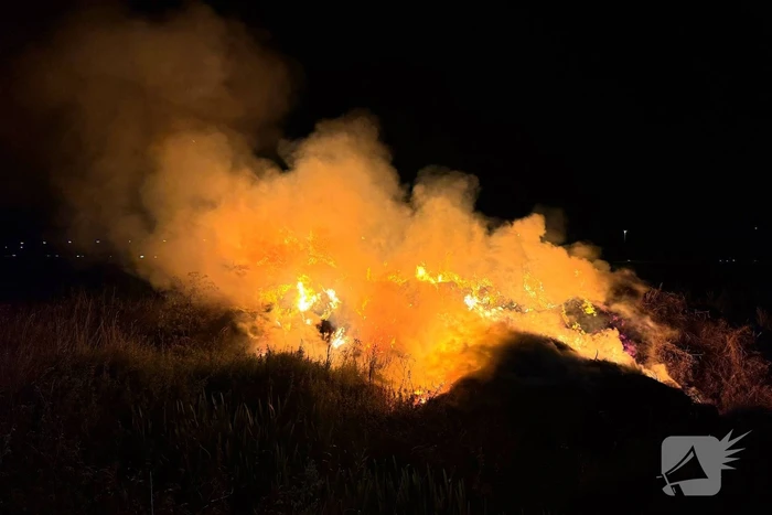 Forse stapel stro in brand langs snelweg