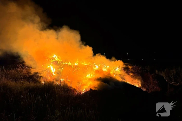Forse stapel stro in brand langs snelweg