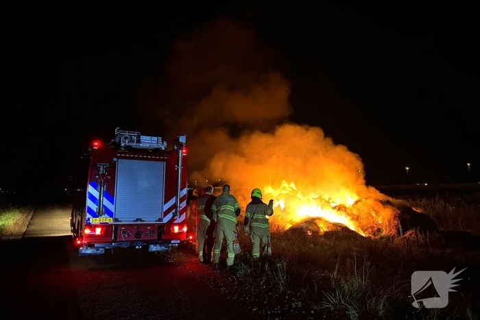 Forse stapel stro in brand langs snelweg