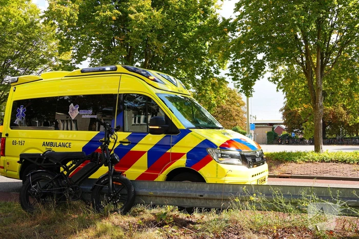 Fatbiker botst achterop lijnbus en raakt gewond