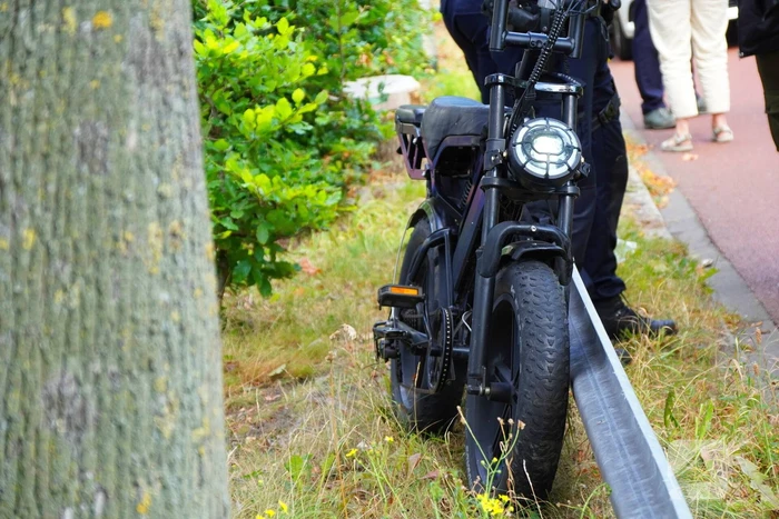 Fatbiker botst achterop lijnbus en raakt gewond