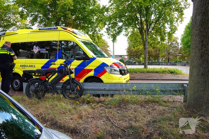 Fatbiker botst achterop lijnbus en raakt gewond