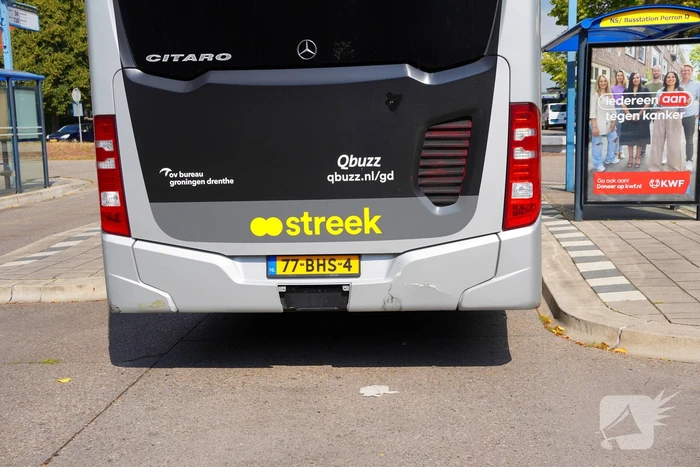 Fatbiker botst achterop lijnbus en raakt gewond