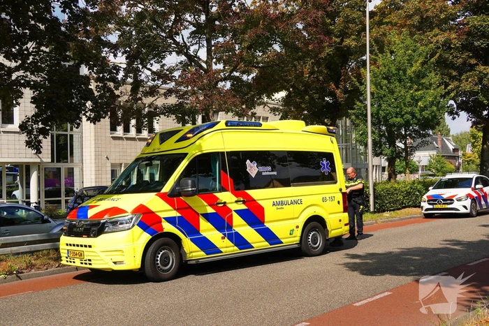 Fatbiker botst achterop lijnbus en raakt gewond