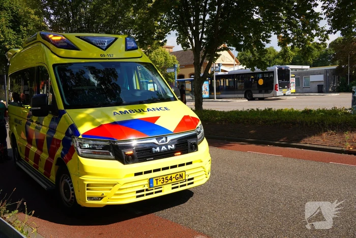 Fatbiker botst achterop lijnbus en raakt gewond