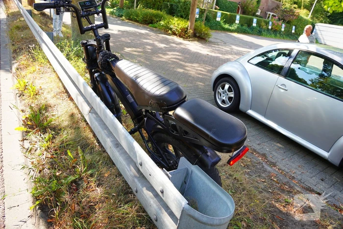 Fatbiker botst achterop lijnbus en raakt gewond