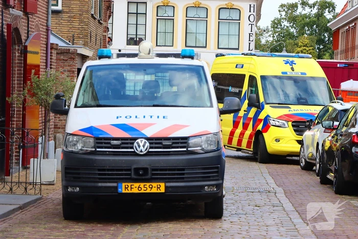 Hand klem bij werkzaamheden in molen, gewonde met spoed naar ziekenhuis