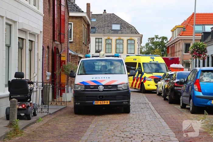 Hand klem bij werkzaamheden in molen, gewonde met spoed naar ziekenhuis