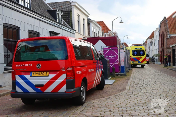 Hand klem bij werkzaamheden in molen, gewonde met spoed naar ziekenhuis