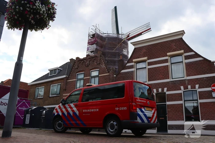 Hand klem bij werkzaamheden in molen, gewonde met spoed naar ziekenhuis