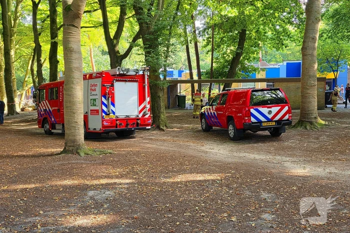 Boom valt op kinderwagen op schoolplein
