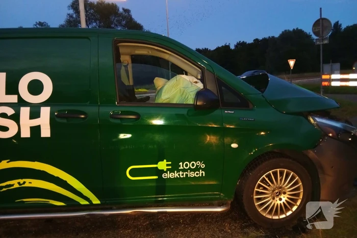 Bestelbus en auto botsen op kruispunt
